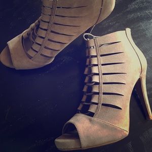 Women’s caged taupe shooties.size 9